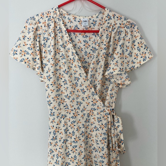 Summer Wrap Dress 🌸 - Picture 2 of 6